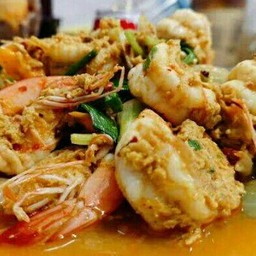 ผัดผงกะหรี่กุ้งราดข้าว