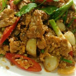 ผัดผงกะหรี่หมูนุ่มราดข้าว