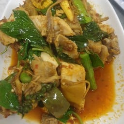 ผัดเผ็ดไก่บ้าน(ครึ่งตัว)