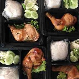 ไก่อบน้ำผึ้ง+ข้าวเหนียว+น้ำจิ้มแจ่ว+ผักสด