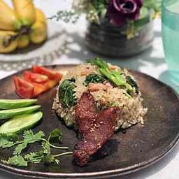 ข้าวผัดปลาอินทรีย์เค็ม+หมูทอด