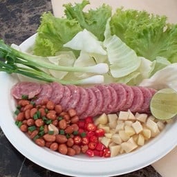 แหนมทรงเครื่องพร้อมเครื่องเคียงและผักสด