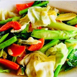 ผัดผักรวมมิตร ราดข้าว