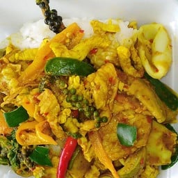 ผัดเผ็ดราดข้าว