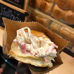 ขนมปังไส้ปูอัดไข่กุ้ง