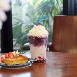 มันม่วงและชีสเค้กร้านนี้อร่อยมากค่ะ บรรยากาศดี เหมาะกับการนั่งทำงาน น่ามาลองนะคะ