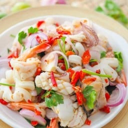 ร้านยำแซ่บหน้าธนาคาร