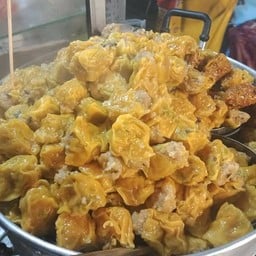 ซาลาเปาขนมจีบ เจ๊พักตลาดย่าโมล็อค A3 ตลาดย่าโม
