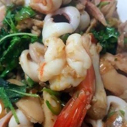 ผัดกะเพรากุ้ง ราดข้าว