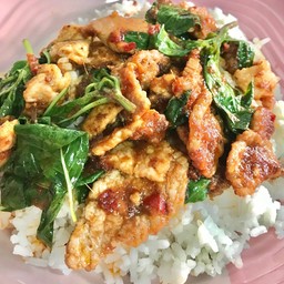 ผัดพริกแกงหมูราดข้าว