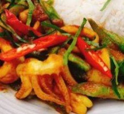 กะเพราปลาหมึก ราดข้าว