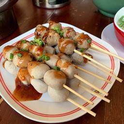 ลูกชิ้นเนื้อปิ้ง