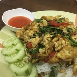 ข้าวไข่เจียว ผัดกะเพรา