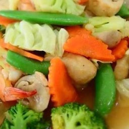 ผัดผักรวมมิตร ราดข้าว