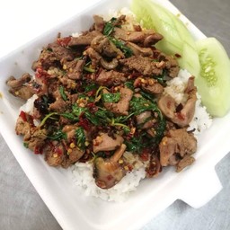 กะเพราเครื่องในไก่ราดข้าว