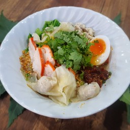 เกี๊ยวต้มยำไข่