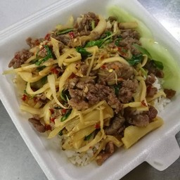 เนื้อสับผัดหน่อไม้ดองราดข้าว