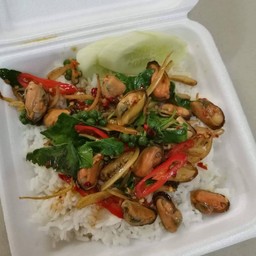 หอยแมลงภู่ผัดฉ่าราดข้าว