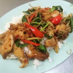 ปลากระพงผัดฉ่าราดข้าว