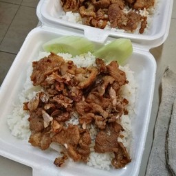 หมูทอดกระเทียมพริกไทยราดข้าว