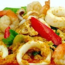 ผัดผงกะหรี่ กุ้ง+ปลาหมึก ราดข้าว