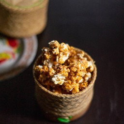 "ข้าวโพดคั่วรสลาบ" 
