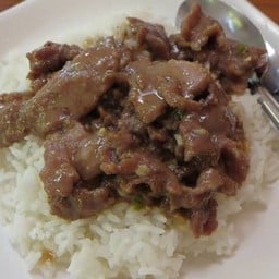 เนื้อผัดน้ำมันหอยราดข้าว