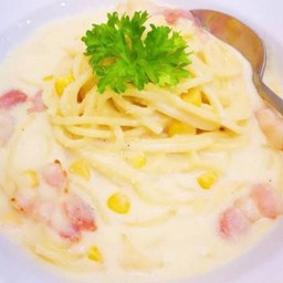สปาเก็ตตี้ข้าวโพดและเบคอนครีมซอส
