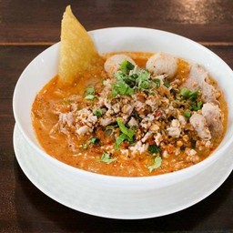 ก๋วยเตี๋ยวเต้มยำหมูกรอบ