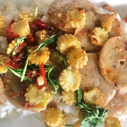 ผัดหมูยอใส่ข้าวโพดอ่อนราดข้าว