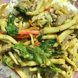 เขียวหวานเนื้อติดมันใส่หน่อไม้เหลืองราดข้าว