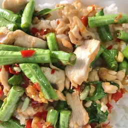 กะเพราไก่ใส่ถั่วฝักยาวราดข้าว