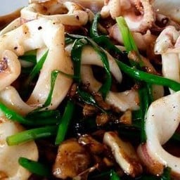 ปลาหมึกผัดน้ำมันหอยราดข้าว