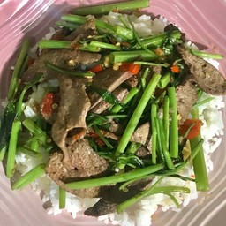 ผัดผักบุ้งใส่ตับราดข้าว