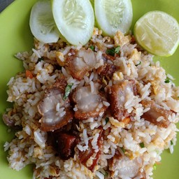 ข้าวผัดหมูกรอบ