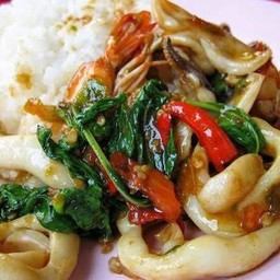 ข้าวกระเพราปลาหมึก