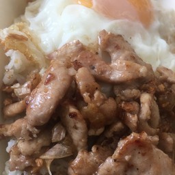 ข้าวหมูกระเทียม
