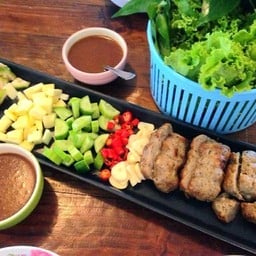 แหนมเนือง ชุด ใหญ่(ผักรวม)วันนี้ไมีมีผักชีฝรั่งคะ