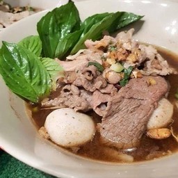 ก๋วยเตี๋ยวน้ำตก (หมูเนื้อ) น้องกี้ตลาดน้ำ4ภาคพัทยา