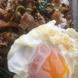 ข้าวกะเพราหมูชิ้น