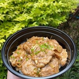 ข้าวหน้าหมูย่างซอสญี่ปุ่น