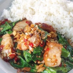 คะน้าหมูกรอบไฟลุกบ้านนอก