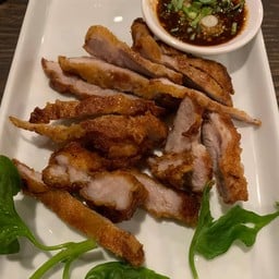 คอหมูทอดน้ำปลา