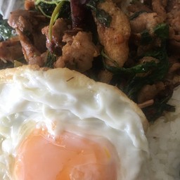 ข้าวกะเพราเนื้อชิ้น