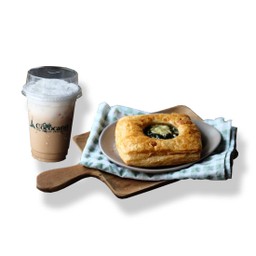 ชุด กาแฟลาเต้เย็น + ครัวซองต์ผักโขมอบชีส