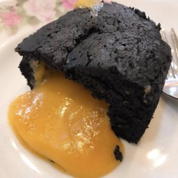 โลฟเค้กชาโคลไข่เค็มลาวา