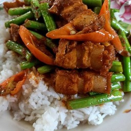 ข้าวผัดพริกแกงหมูกรอบ