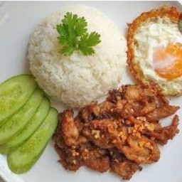 เซ็ทข้าวหมู หรือ ไก่ กระเทียมไข่ดาว (ระบุเลย)