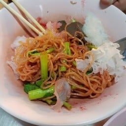 ก๋วยเตี๋ยวหมู  ปากซอยชุมชนวัดละหาร