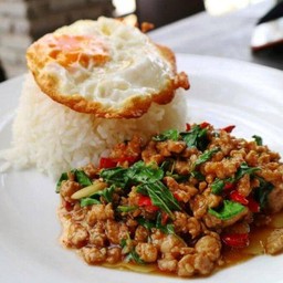 เซ็ทข้าวกระเพราหมูสับ หรือ กระเพราไก่ ไข่ดาว(ระบุเลย)